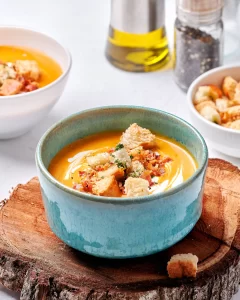 Sopa crema de verduras y tocino