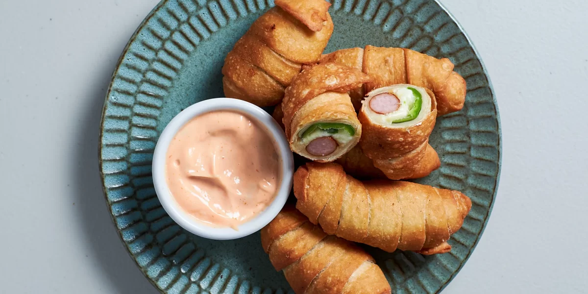 Tequenos con salchicha, queso y jalapeño