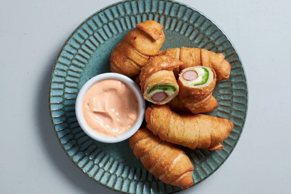 Tequenos con salchicha, queso y jalapeño